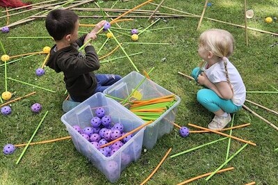 Kinderen spelen Mikado
