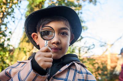 Foto van jongen met vergrootglas