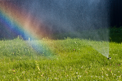 met een tuinslang kun je een regenboog maken