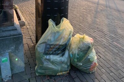 Afvalzakken bij openbare prullenbak