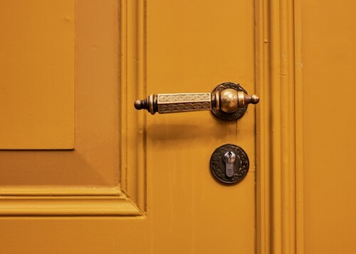 Ook het hang- en sluitwerk op de deuren is bijzonder