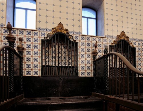 Voederbakken van Belgisch hardsteen. Tegeltjes aan de wand om de ruimte goed schoon te houden