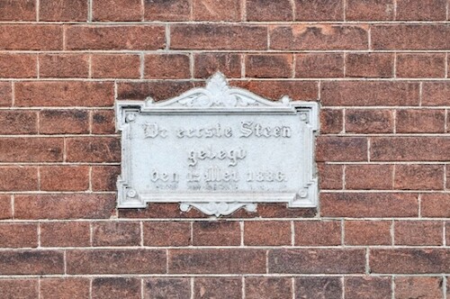De eerste steen gelegd den 1e Mei 1886