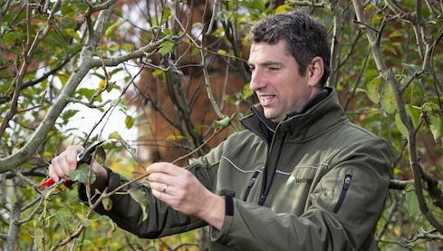 Marc aan het werk in de tuin