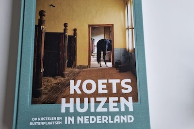 Voorkant boek Koetshuizen in Nederland