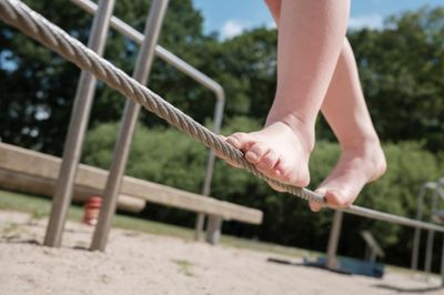 Kind balanceert op een touw 