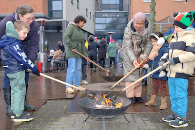 Kinderen maken popcorn tijdens het Festival der Verwondering
